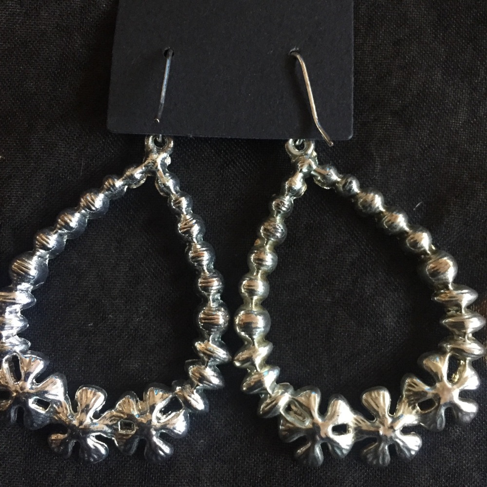 Silver with black flowers earrings - Picture 7 of 7